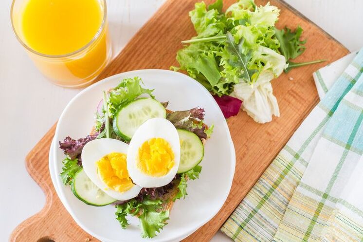Gúrku og soðið eggja salat