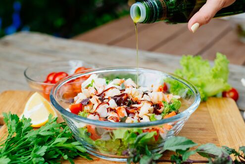 salat af kryddjurtum og grænmeti til réttrar næringar